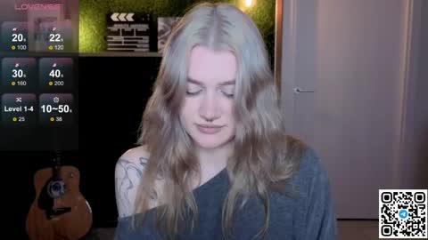 Snapshot of eshleeeygreen chatting on June 6, 9:19 pm EshleGreen online show from June 6, 9:19 pm