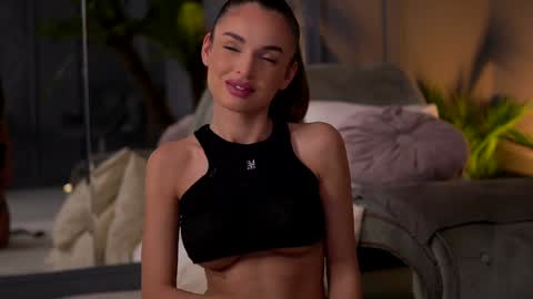 Snapshot of esmeainsley chatting on January 24, 11:23 pm Raluca  online show from January 24, 11:23 pm