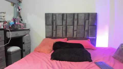 Snapshot of esmeraldaa_sc chatting on May 11, 11:13 pm Perla online show from May 11, 11:13 pm
