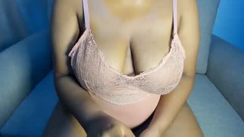 Snapshot of esmeray_ chatting on September 22, 11:18 pm Esme online show from September 22, 11:18 pm