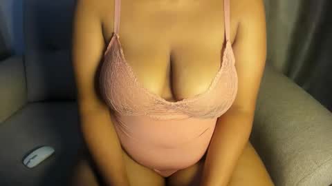 Snapshot of esmeray_ chatting on October 2, 12:17 am Esme online show from October 2, 12:17 am