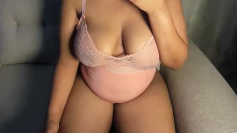 Snapshot of esmeray_ chatting on November 8, 10:19 pm Esme online show from November 8, 10:19 pm