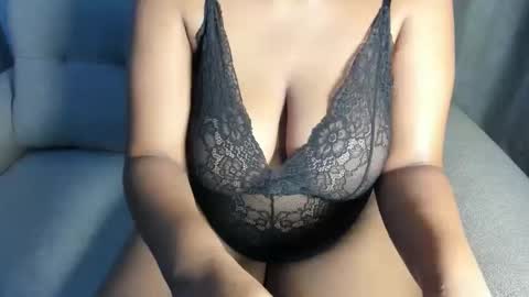 Snapshot of esmeray_ chatting on November 12, 11:14 pm Esme online show from November 12, 11:14 pm