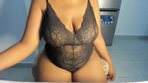 Snapshot of esmeray_ chatting on December 19, 4:14 pm Esme online show from December 19, 4:14 pm