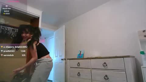 Snapshot of esoterickitten777 chatting on March 29, 5:24 pm axe online show from March 29, 5:24 pm