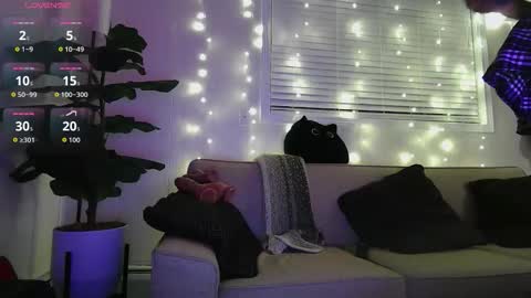 Snapshot of esoterickitten777 chatting on April 17, 5:43 am axe online show from April 17, 5:43 am