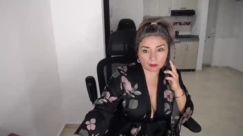 Snapshot of esperanza86_ chatting on May 15, 12:39 am Juliana online show from May 15, 12:39 am