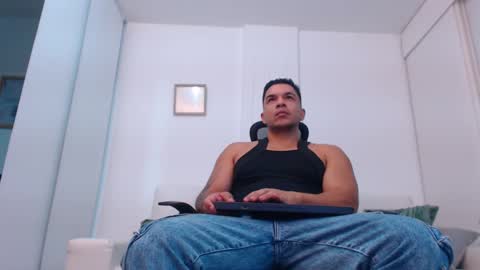 Snapshot of esteban_de_louise chatting on March 4, 10:24 am ESTEBAN online show from March 4, 10:24 am