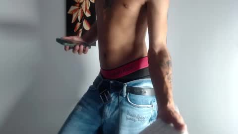 Snapshot of estebanjm22 chatting on March 29, 3:17 am Esteban online show from March 29, 3:17 am