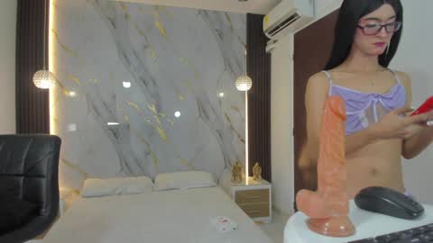 Snapshot of estephany_doll chatting on December 8, 2:09 pm Estephany online show from December 8, 2:09 pm