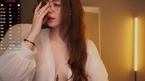 Snapshot of ester_hill chatting on November 28, 1:30 am Ester online show from November 28, 1:30 am