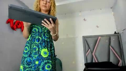 esterlindez online show from July 31, 7:57 pm