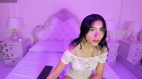 Snapshot of esthervalliere chatting on April 7, 12:49 pm online show from April 7, 12:49 pm