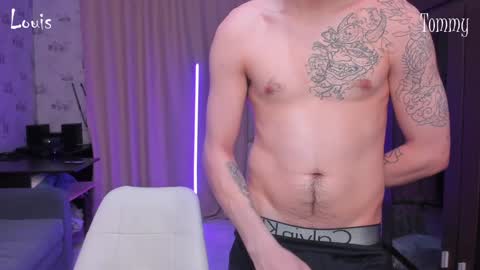 Snapshot of esthetics_boys chatting on December 16, 6:21 am LOUIS online show from December 16, 6:21 am