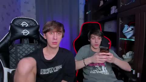 Snapshot of esthetics_boys chatting on February 16, 12:52 am LOUIS online show from February 16, 12:52 am