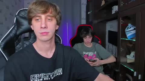 Snapshot of esthetics_boys chatting on February 20, 7:19 pm LOUIS online show from February 20, 7:19 pm