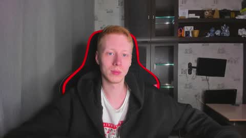 Snapshot of esthetics_boys chatting on November 12, 10:26 am LOUIS online show from November 12, 10:26 am