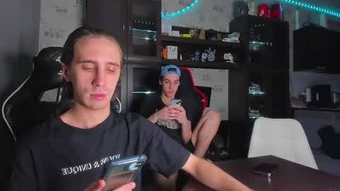 Snapshot of esthetics_boys chatting on November 24, 2:44 am LOUIS online show from November 24, 2:44 am