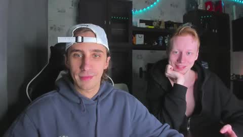 Snapshot of esthetics_boys chatting on November 30, 8:18 am LOUIS online show from November 30, 8:18 am