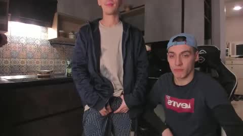 Snapshot of esthetics_boys chatting on December 14, 8:24 pm LOUIS online show from December 14, 8:24 pm