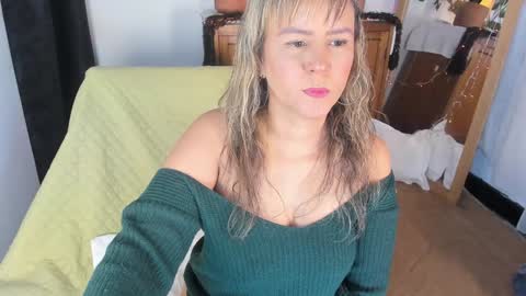 Snapshot of estrellah__ chatting on December 28, 4:08 am - E S T R E L L A  M I L F - online show from December 28, 4:08 am