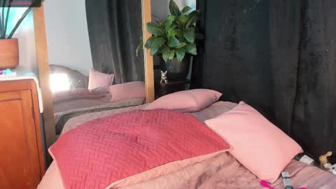 Snapshot of estrellah__ chatting on February 15, 1:05 pm - E S T R E L L A  M I L F - online show from February 15, 1:05 pm