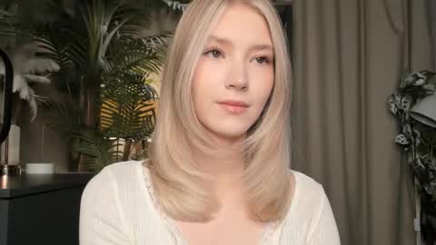 Snapshot of eternity_cuite chatting on December 15, 5:44 am Natalie online show from December 15, 5:44 am