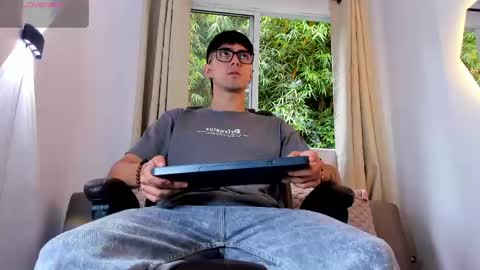etham_wolf1 online show from June 8, 6:41 pm
