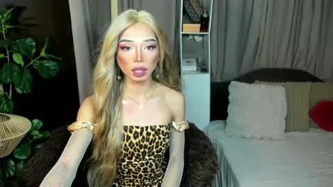 Snapshot of euphoric_goddess chatting on June 13, 10:57 am euphoric_goddess online show from June 13, 10:57 am
