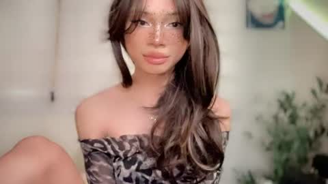 Snapshot of euphoric_goddess chatting on June 28, 4:40 am euphoric_goddess online show from June 28, 4:40 am