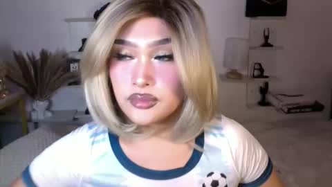 Queen Eva Mazikeen online show from December 16, 8:25 pm