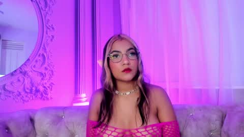 Snapshot of evaa_honey chatting on May 12, 2:41 am evaa_honey online show from May 12, 2:41 am