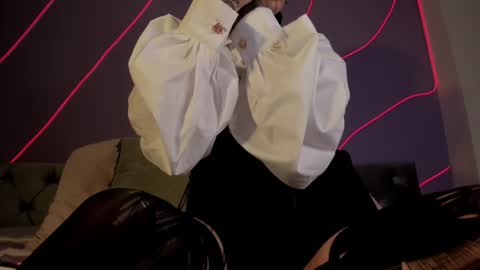 Snapshot of evangeline_bell chatting on December 24, 11:38 am Eva online show from December 24, 11:38 am