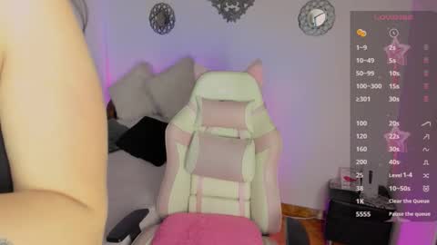 Snapshot of evans_hailey_15 chatting on November 28, 5:32 am hailey online show from November 28, 5:32 am