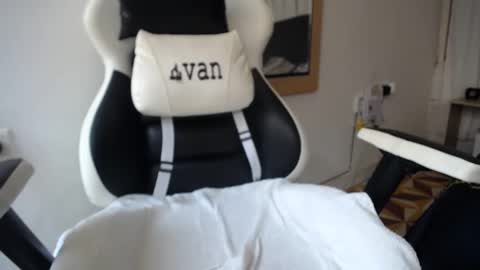 Evan online show from January 12, 8:25 pm