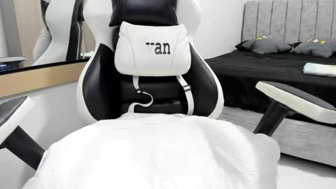 Evan online show from February 21, 2:51 pm