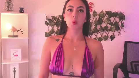 Snapshot of evaritz__ chatting on December 15, 1:04 pm EVARITZ online show from December 15, 1:04 pm