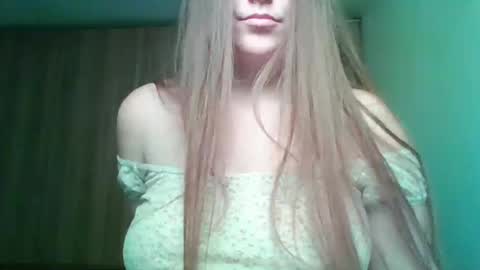 Snapshot of evasapples2026 chatting on May 5, 11:02 pm evasapples2026 online show from May 5, 11:02 pm