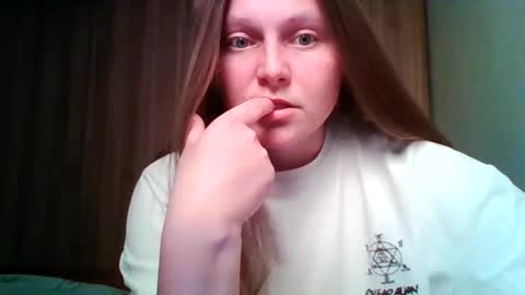 Snapshot of evasapples2026 chatting on June 4, 7:20 pm evasapples2026 online show from June 4, 7:20 pm