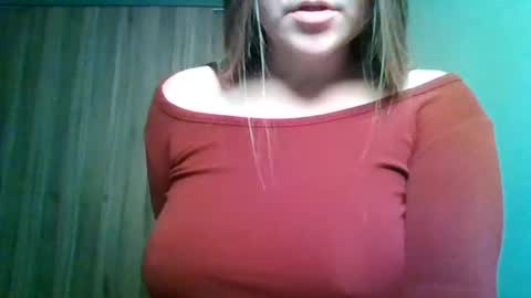 Snapshot of evasapples2026 chatting on June 6, 10:09 am evasapples2026 online show from June 6, 10:09 am