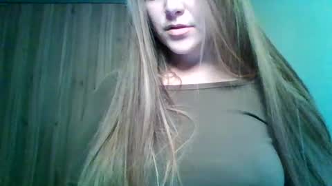 Snapshot of evasapples2026 chatting on June 17, 9:27 pm evasapples2026 online show from June 17, 9:27 pm