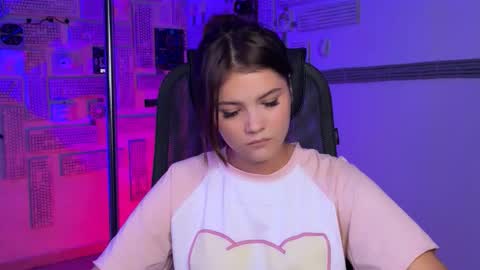 Snapshot of evathopson chatting on November 21, 8:24 am Eva next stream - - 1600 UTC2000 online show from November 21, 8:24 am