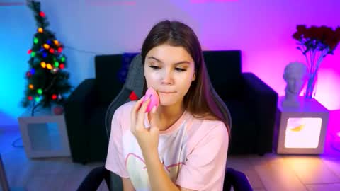 Snapshot of evathopson chatting on December 14, 6:08 am Eva next stream - - 1600 UTC2000 online show from December 14, 6:08 am