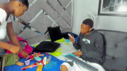 Eva And Emmanuel online show from January 15, 1:37 pm