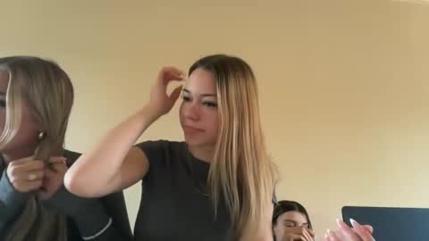 evebrooksss online show from December 3, 6:28 pm