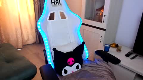 eveeevian online show from January 13, 1:06 pm