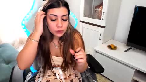 eveeevian online show from February 11, 7:33 am