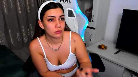 eveeevian online show from February 23, 5:18 pm