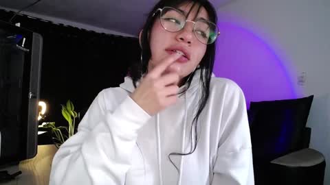 Kissed by an angel  IG evee  lyn20 online show from December 18, 5:59 am