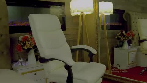 Snapshot of evehamilton chatting on December 16, 8:58 pm EveHamilton online show from December 16, 8:58 pm